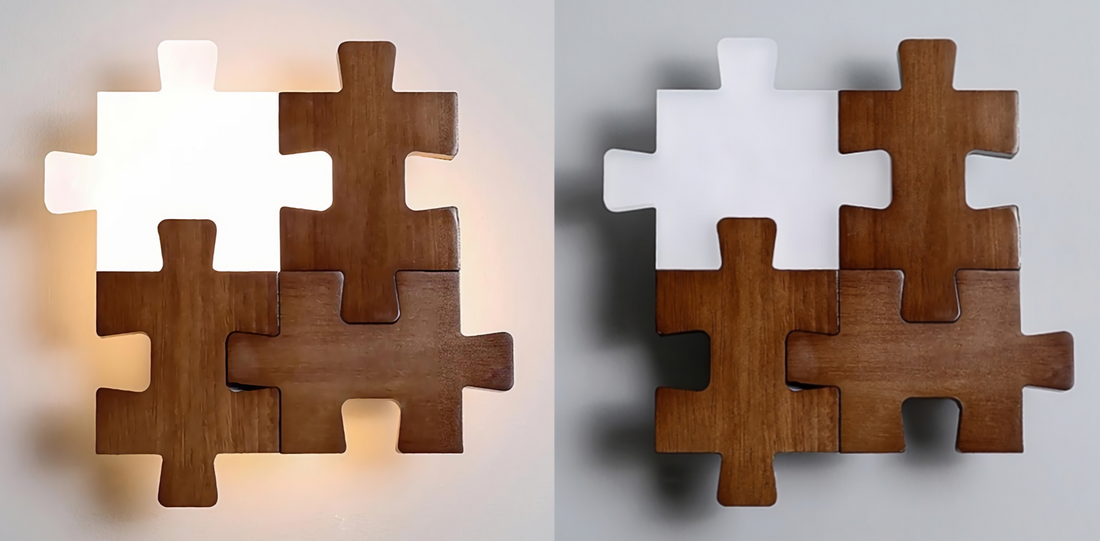 2 lampade a forma di puzzle 1 accesa e 1 spenta su parete chiara, vista frontale