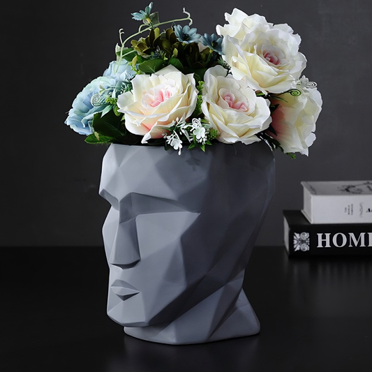 Vaso geometrico in stile moderno a forma di viso con fiori