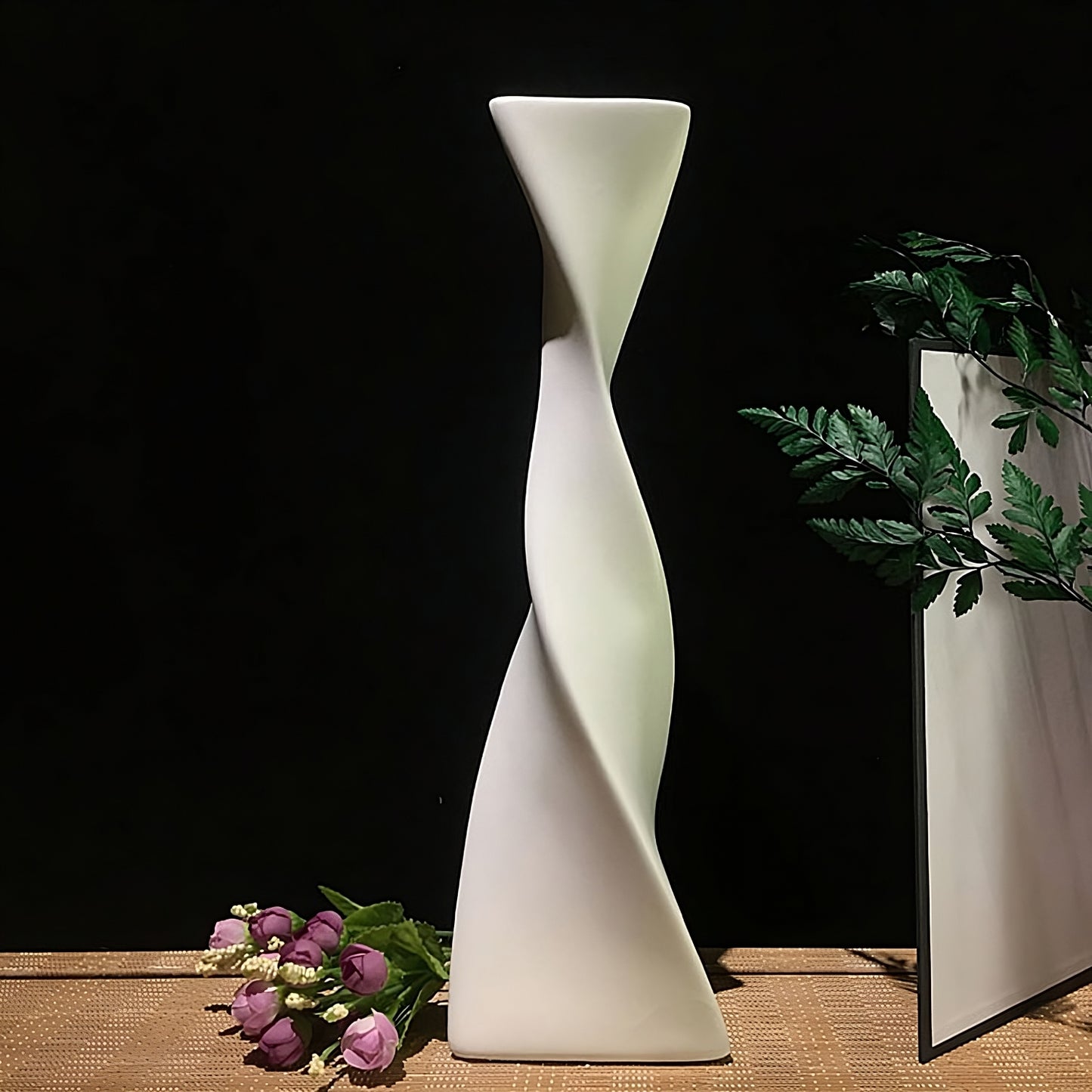 2 colori di "Vaso a forma di spirale in stile moderno"