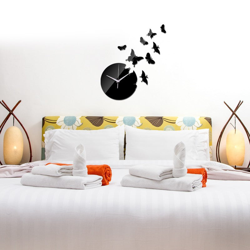 Orologio con farfalle in camera da letto - Un tocco di bellezza e stile.