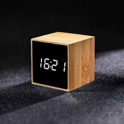 Modello singolo di "Orologio a forma di cubo in stile minimalistico"
