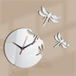 Orologio moderno in soggiorno - Libellule che aggiungono fascino.