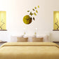 Arte moderna in camera da letto - Orologio con farfalle che completa il design.