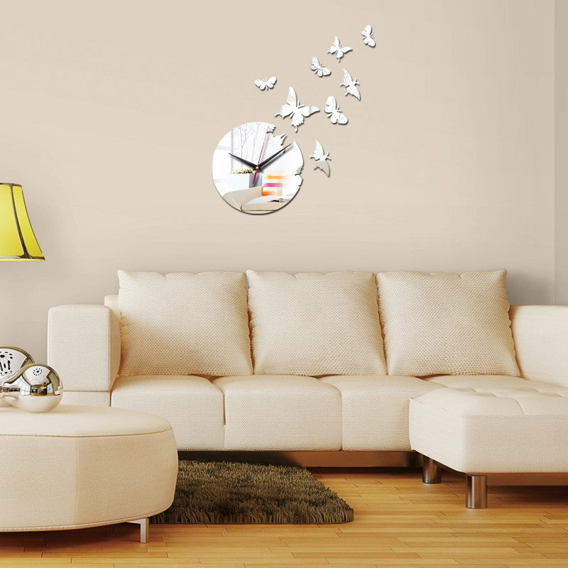 Orologio con farfalle in salotto - Un tocco di eleganza nella tua casa.